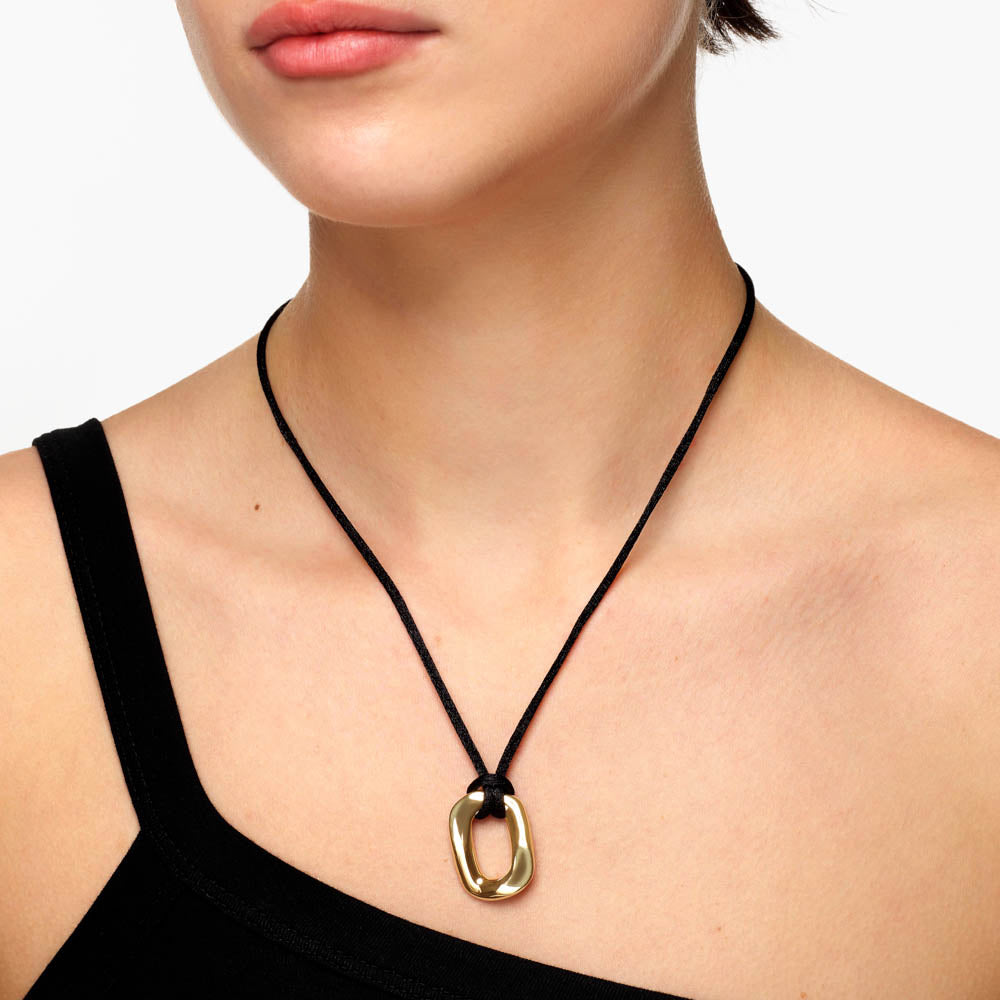 Chain Link Pendant Necklace in Gold